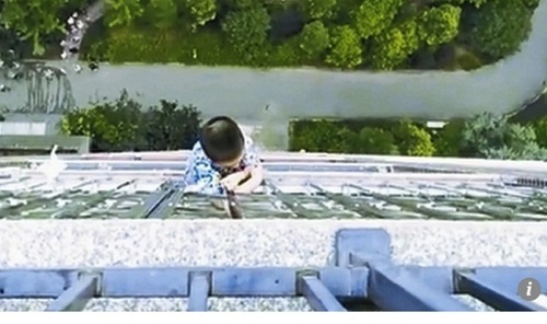 Video: “Người nhện” 5 tuổi thoát chết thần kỳ sau khi rơi từ tầng 20