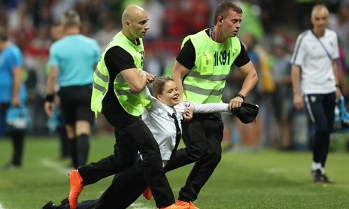 Những người quá khích xông vào sân cỏ trong trận chung kết World Cup 2018 là ai?