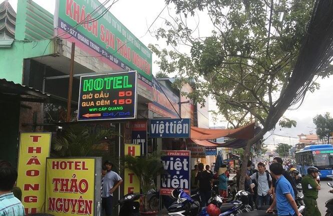 Công an nổ nhiều phát súng trấn áp nhóm cướp cầm mã tấu chống trả ở Sài Gòn