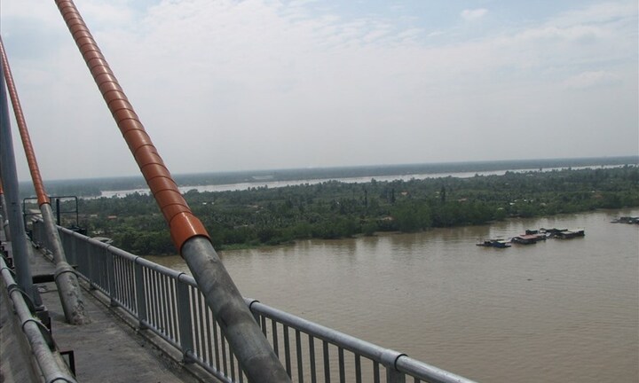 Bỏ lại xe trên cầu Rạch Miễu, người đàn ông nhảy xuống sông Tiền