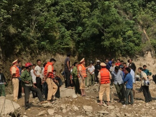 Video: Người chăn dê một mình xoay sở cứu 7 người vụ lật thuyền trên sông Đà