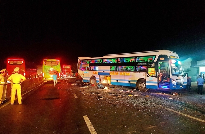 Tin tai nạn giao thông mới nhất ngày 18/7/2018: Tai nạn thảm khốc giữa 3 xe ô tô khách ở Khánh Hòa