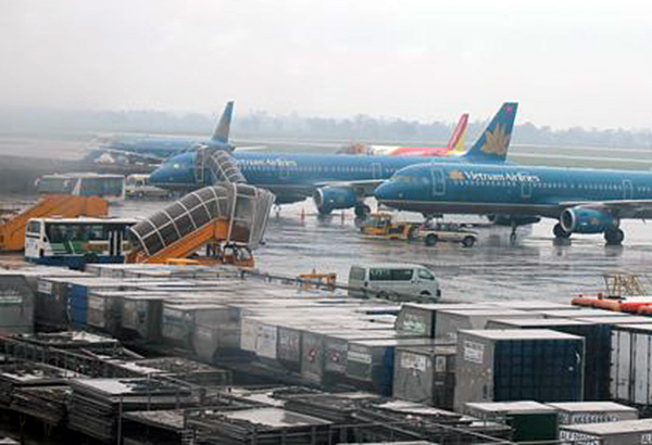 Bão Sơn Tinh khiến nhiều chuyến bay đổi giờ, hủy chuyến