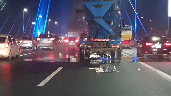 Va chạm xe bồn, người đàn ông tử vong trên cầu Nhật Tân