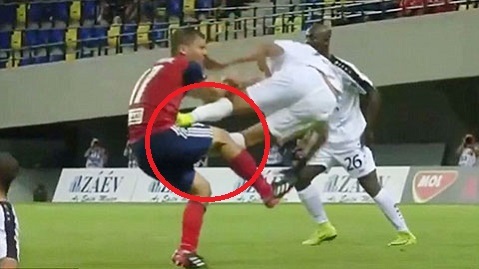 Cầu thủ Pháp song phi vào giữa bụng đối thủ tại vòng loại Champions League 2018