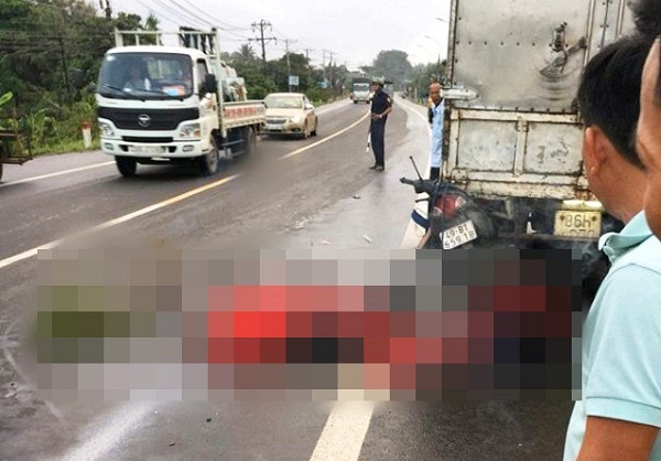 Húc đuôi xe tải, 2 người đi xe máy tử vong tại chỗ