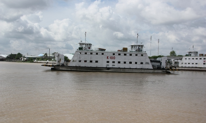 Tìm kiếm người phụ nữ bất ngờ nhảy xuống sông Cổ Chiên khi đang đi phà