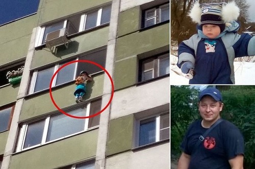 Video: Thót tim khoảnh khắc giải cứu cậu bé lơ lửng trên ban công tầng 4