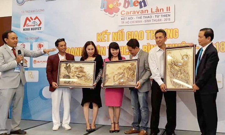 Tặng tranh, còn hơn cả một món quà