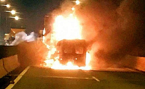 Xe khách bốc cháy trên cao tốc, 2 người tử vong