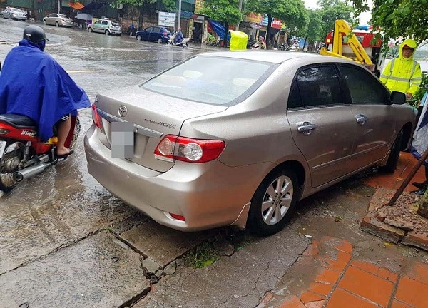 Nghi án mẹ thắt cổ con và cháu tại Hà Nội: CSGT chặn xe chở thi thể 2 cháu bé