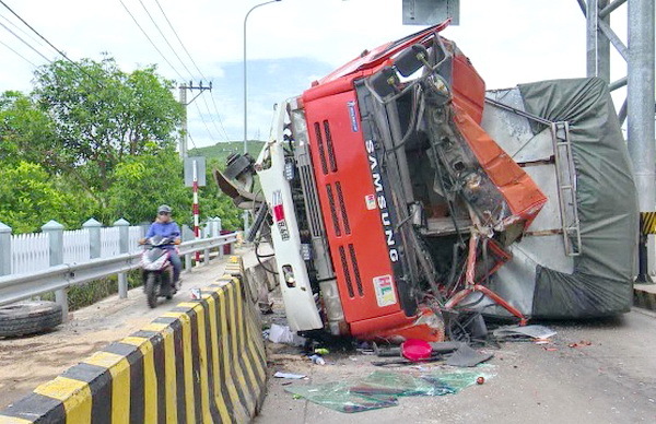 Tin tai nạn giao thông mới nhất ngày 23/7/2018: Xe khách giường nằm lao xuống vực, 4 người chết