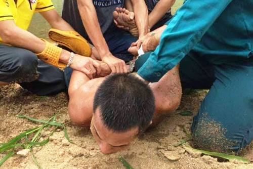 Tin tức pháp luật mới nhất ngày 23/7/2018: Người đàn ông sát hại 3 người thân tại nghĩa trang