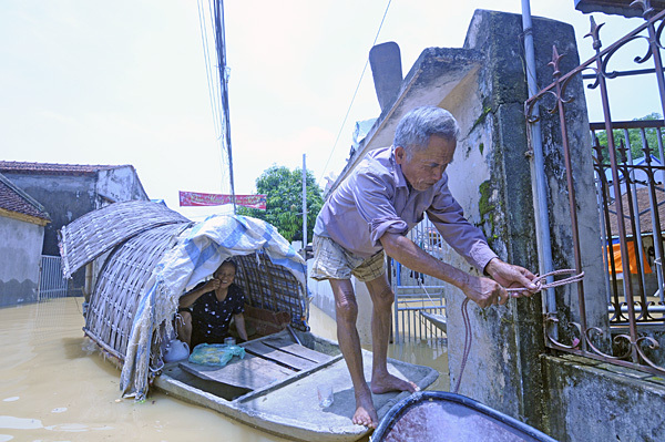180 hộ dân Hà Nội vẫn phải bơi xuồng từ nhà ra ngõ vì cơn mưa 2 ngày trước
