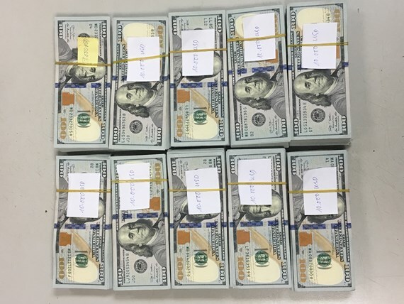 Phát hiện hành khách giấu gần 100.000 USD khi làm thủ tục xuất cảnh