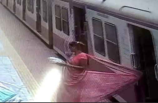 Video: Áo mắc vào tàu hỏa, người phụ nữ thoát chết trong gang tấc