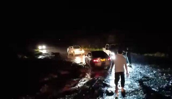 Tiếp cận vùng lũ Attapeu: Nhóm PV Người Đưa Tin mắc kẹt giữa bùn lầy