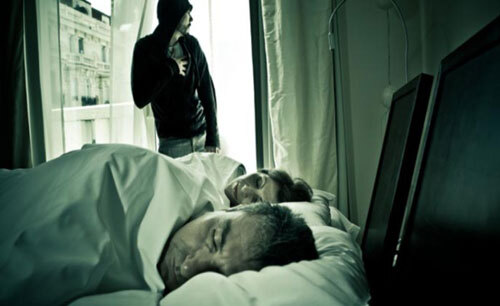 Tên trộm đột nhập phòng ngủ, đánh thức chủ nhà để... hỏi pass Wifi 