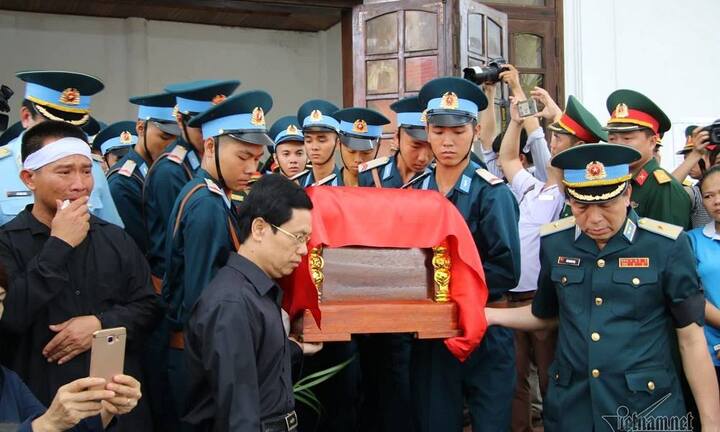 Nghẹn ngào tiễn biệt 2 phi công Su-22 về đất mẹ