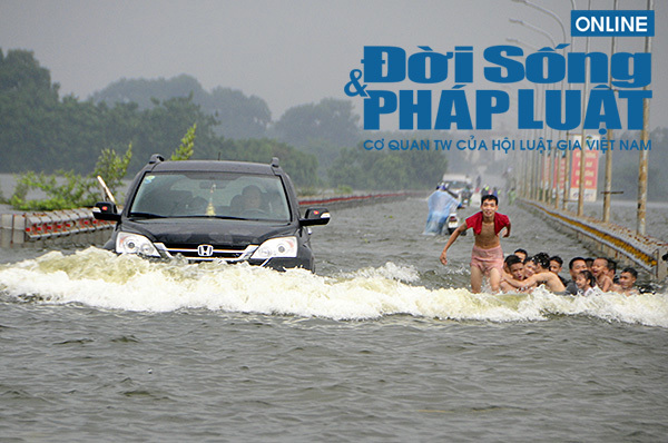 Hà Nội: Bất chấp nguy hiểm, trẻ em 