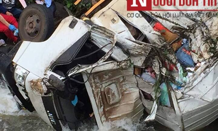 Xe chở hàng cứu trợ Lào lật xuống sông, 3 người thương vong