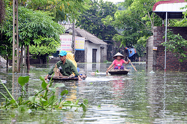 Người dân ngoại thành Hà Nội bị bủa vây trong