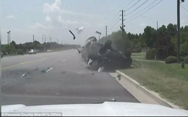 Video: Ô tô chạy trốn cảnh sát bị lật tung như phim hành động, cô gái sống sót thần kỳ