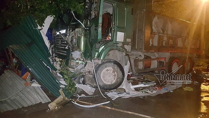 Hà Nội: Xe mất lái lao vào nhà dân trong đêm