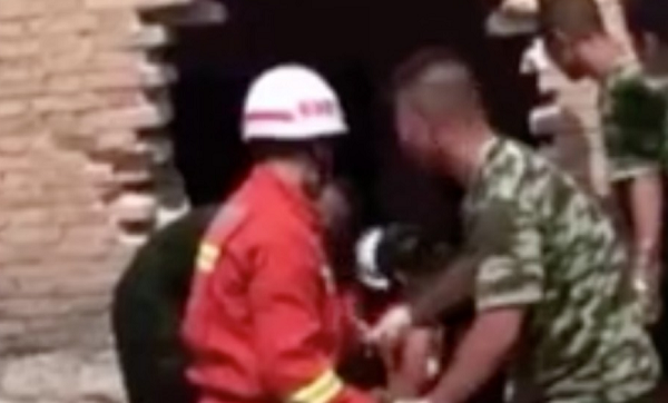 Tìm điện thoại rơi xuống bể phốt, 2 anh em tử vong do ngạt thở