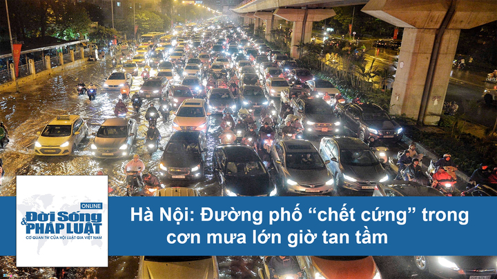 Video: Đường phố Hà Nội “chết cứng”, dòng người 