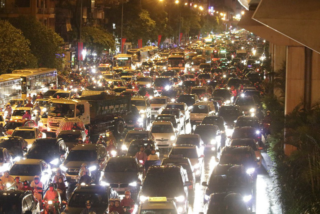 Video: Người Hà Nội đứng im giữa đường hàng tiếng đồng hồ giữa trời mưa