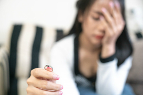 Đau đớn phát hiện chồng trẻ 26 tuổi ngoại tình với bà cụ 72 tuổi