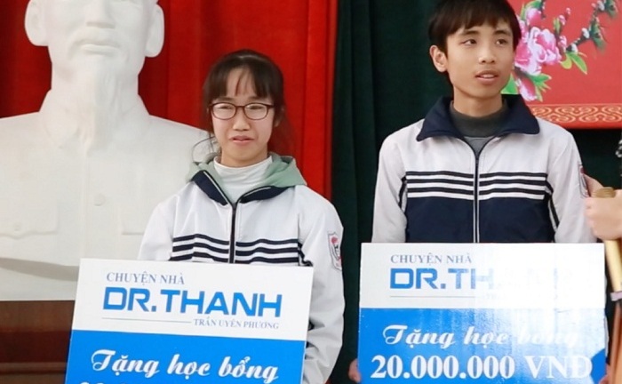 Học bổng “Chuyện nhà Dr.Thanh” tiếp thêm sức mạnh cho những học sinh nghèo vượt khó