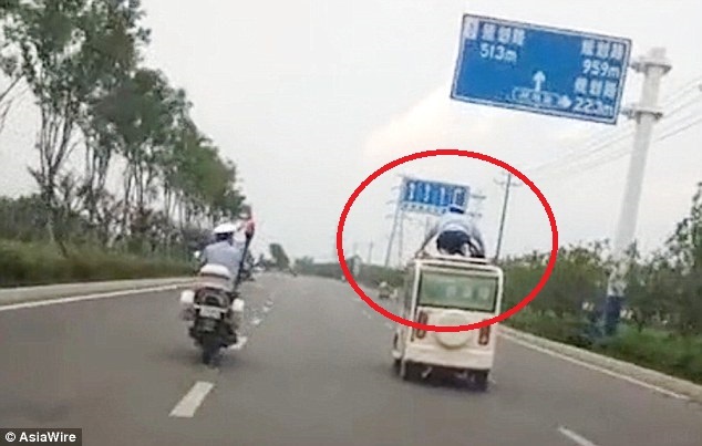 Video: Cảnh sát bám nóc xe ôtô phạm luật hơn 10km như phim hành động