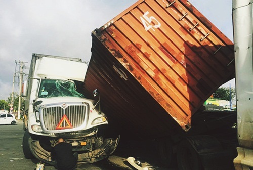 Thùng container đè bẹp buồng lái, tài xế may mắn thoát nạn