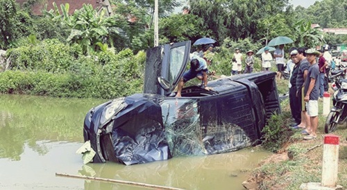 Tránh người đi đường, xe bán tải đâm gãy cột an toàn