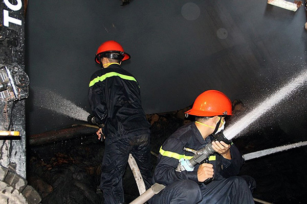 Cháy kho chứa bao bố rộng hàng trăm m2 tại Bình Dương