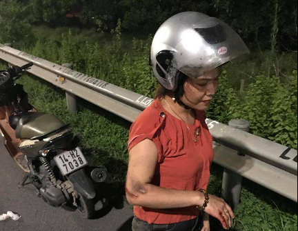 Video: 2 vợ chồng ngã lăn ra đường vì bị cướp giật túi xách