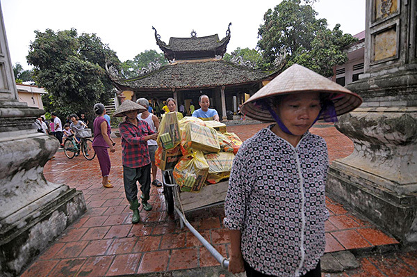 Người dân vùng rốn lũ Chương Mỹ kéo xe bò, chèo thuyền nhận hàng cứu trợ