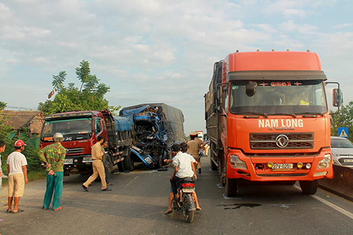 Tránh 2 con bò, ba xe tải đâm nhau liên hoàn