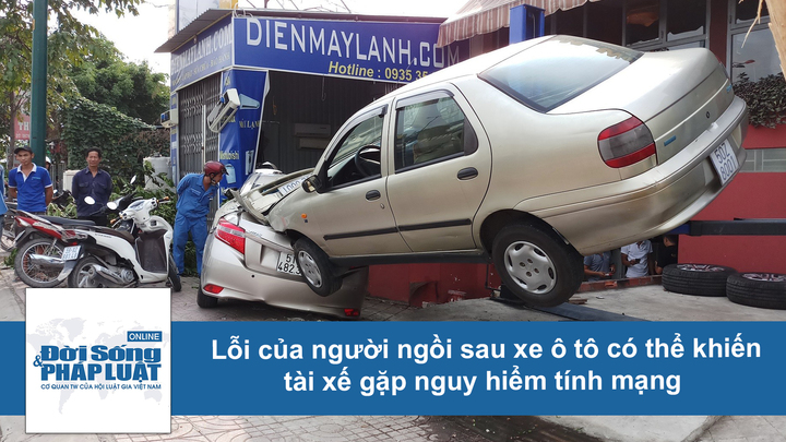 Clip: Lỗi của người ngồi sau xe ô tô có thể khiến tài xế mất mạng