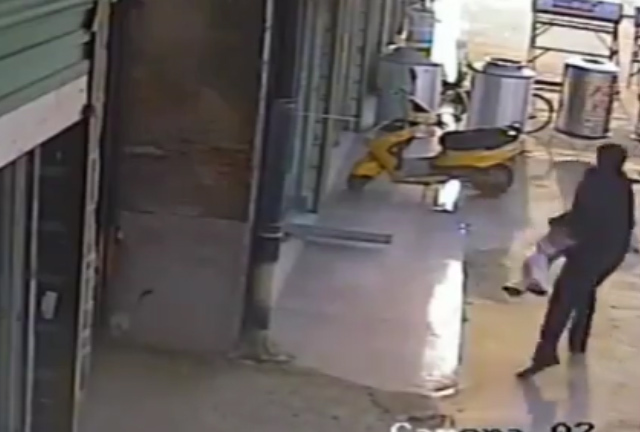 Video: Cãi nhau với hàng xóm, người đàn ông nhẫn tâm ném văng bé 1 tuổi