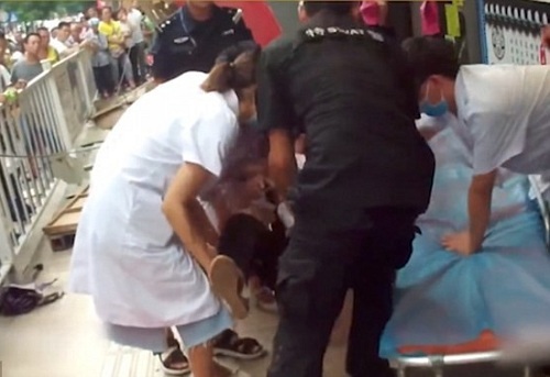 Video: Biển quảng cáo dài 6 mét bất ngờ đổ sập, rơi trúng người đi bộ