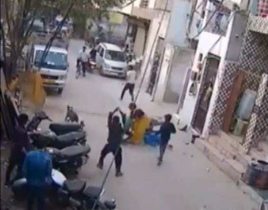 Video: Kinh hoàng cảnh chó điên lao vào tấn công người dân