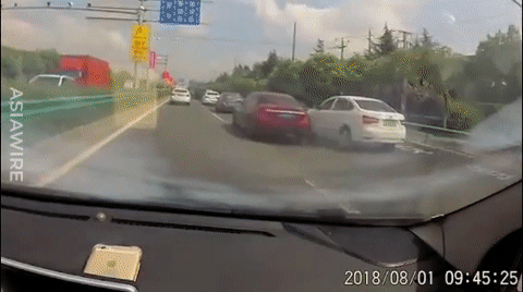 Video: Iphone 6 bất ngờ phát nổ, cháy dữ dội trong xe ô tô