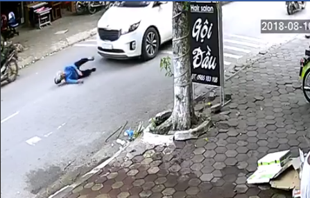 Video: Gây tai nạn, tài xế kéo cụ bà vào vỉa hè rồi thản nhiên bỏ đi