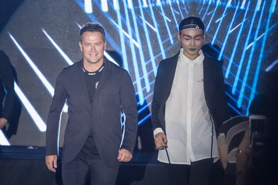 Michael Owen muốn xây dựng học viện bóng đá ở Việt Nam, trổ tài đi catwalk khiến fan thích thú