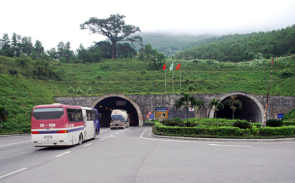 Các vết bong tróc tại Hầm Hải Vân 1 lan rộng