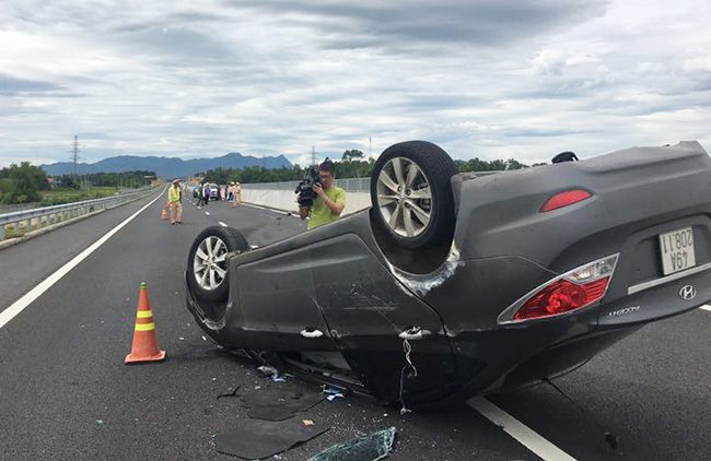 Ô tô chở bà bầu lật ngửa trên cao tốc Đà Nẵng - Quảng Ngãi