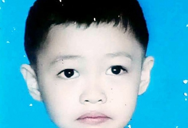 Bé trai 6 tuổi mất tích bí ẩn sau khi đi ngủ